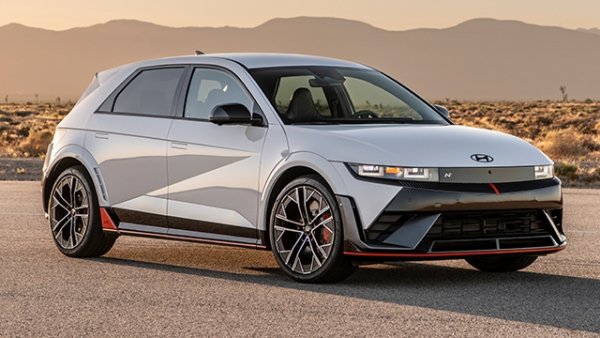 Тази страхотна кола излезе сравнително скоро - през 2021 г. той беше първият, базиран на платформата E-Gmp, специфична за електрическите автомобили.Наследи името от предишния Ioniq, който беше седан, предлаган като хибрид, plug-in хибрид и електрически. Рестайлингът беше представен тази година с актуализации както на стила, така и на технологиите. Пристигна и новата настройка N Line, която е директно вдъхновена от по-мощната версия Ioniq 5 N, разполагаща с феноменалните 650 коня!

Линиите са квадратни и напомнят за автомобили от миналото. Дължината е 4,65 метра, широчината е 1,89 метра, височината е 1,6 метра, докато междуосието е 3 метра. С последната актуализация дебютира 84 kWh батерия, която подобри пробега.